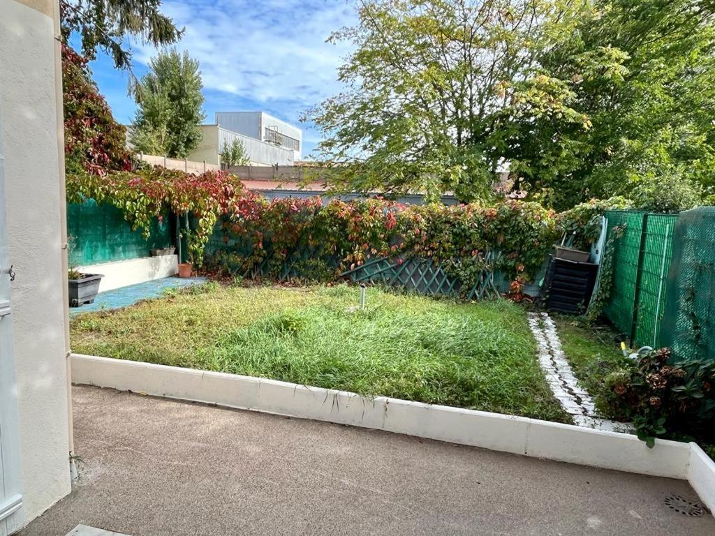Charmante Maison Avec Jardin Sans Vis-A-Vis Saint-Fons Luaran gambar