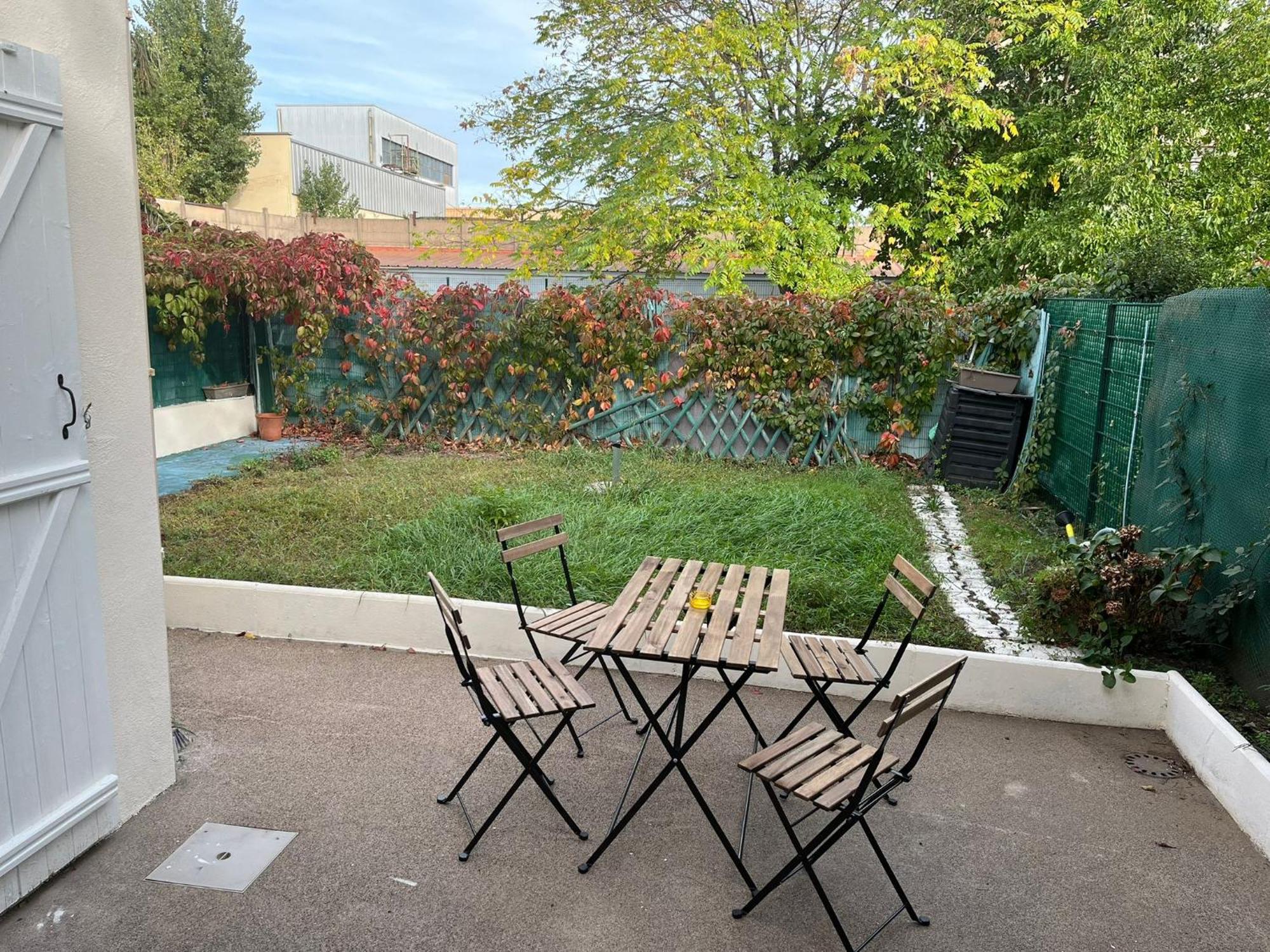 Charmante Maison Avec Jardin Sans Vis-A-Vis Saint-Fons Luaran gambar
