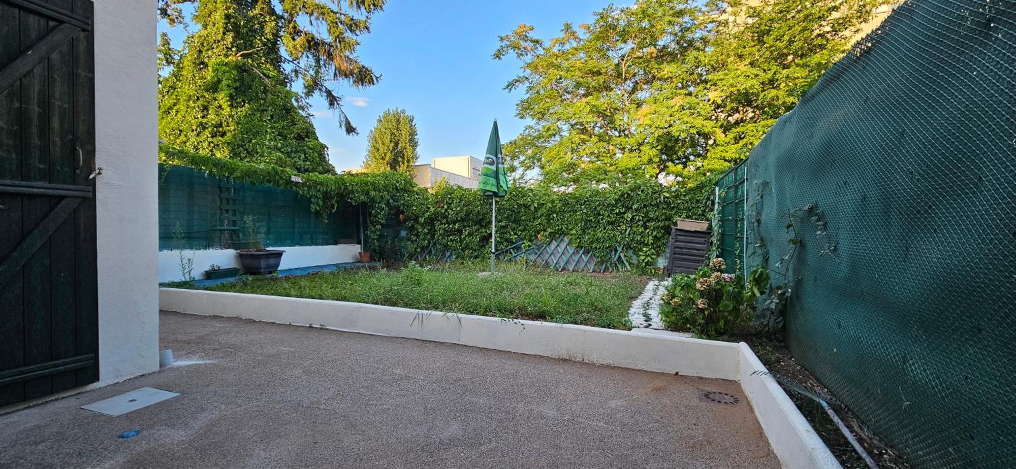 Charmante Maison Avec Jardin Sans Vis-A-Vis Saint-Fons Luaran gambar