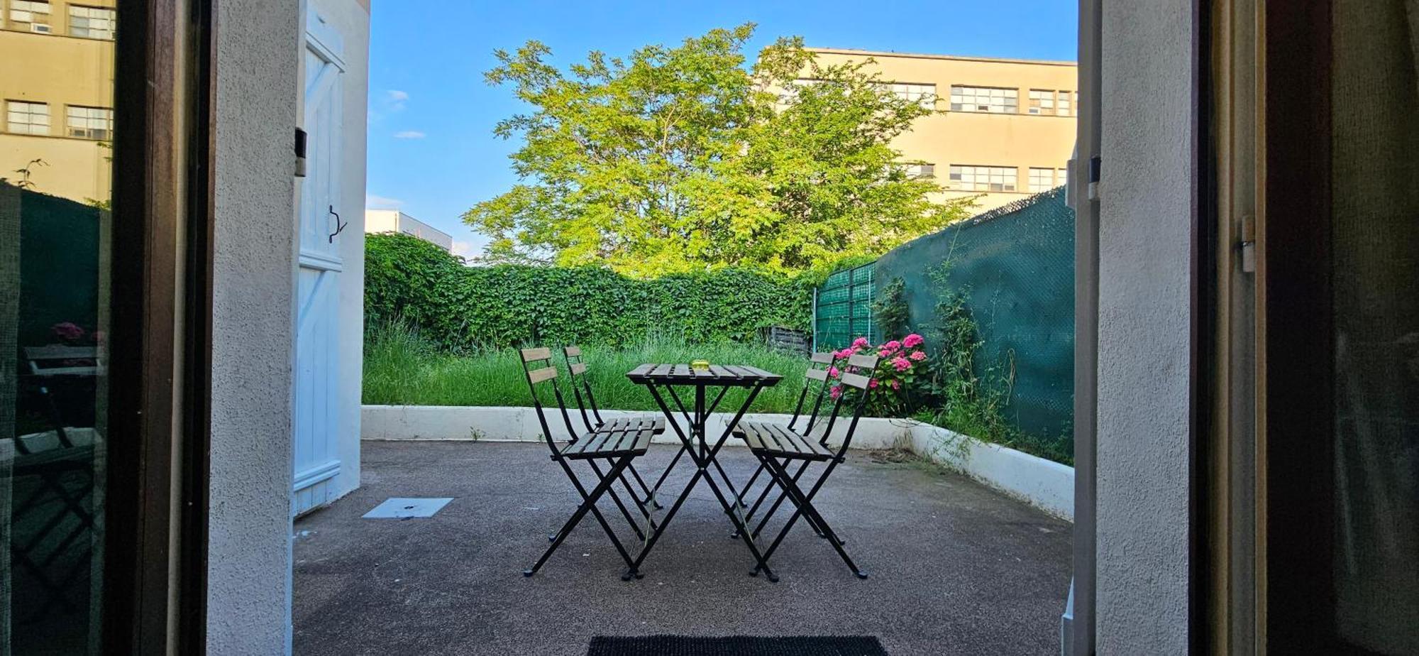 Charmante Maison Avec Jardin Sans Vis-A-Vis Saint-Fons Luaran gambar