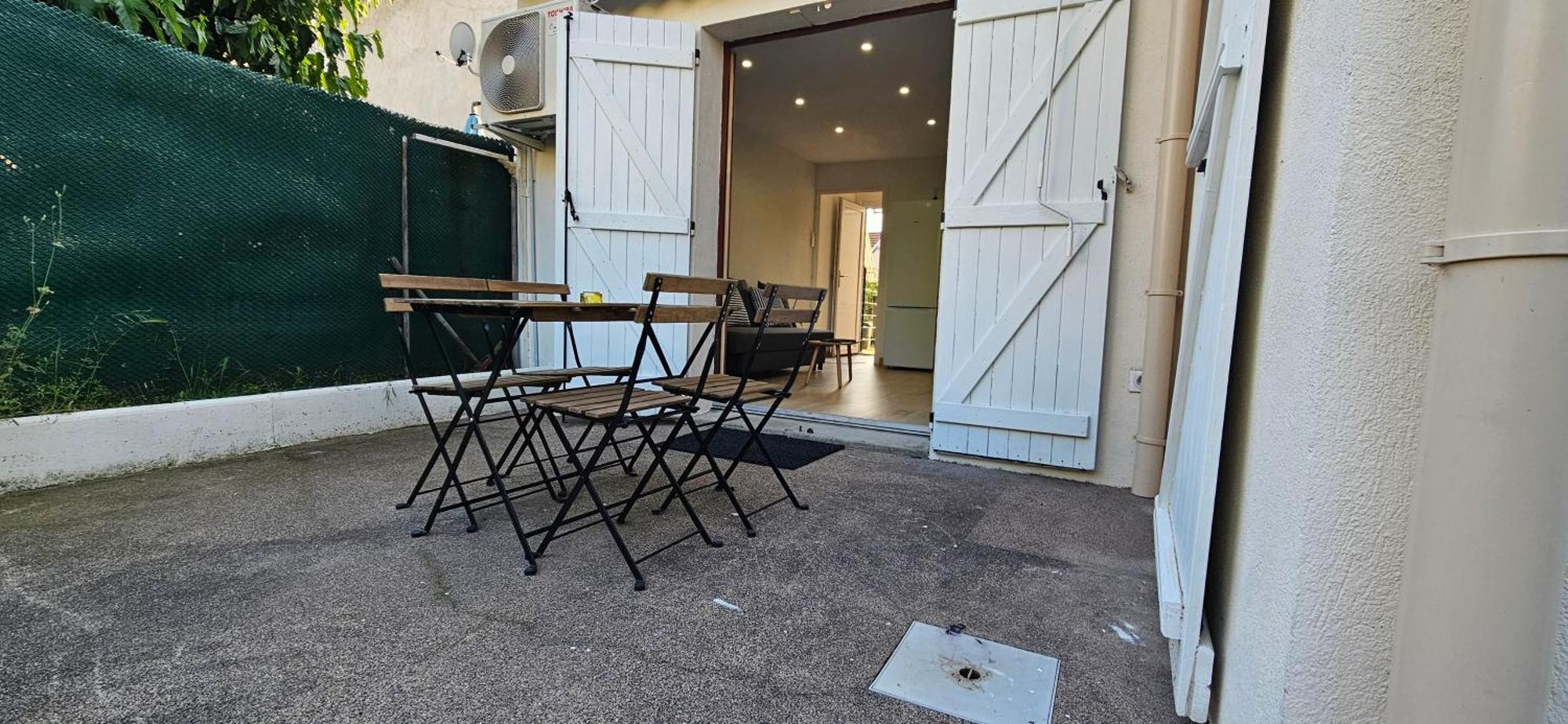 Charmante Maison Avec Jardin Sans Vis-A-Vis Saint-Fons Luaran gambar